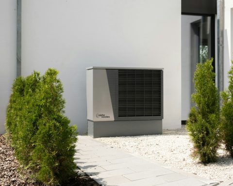 a air conditioner sitting on the side of a building