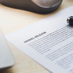 Twee zakenmensen bespreken een Engelstalig contract aan een bureau