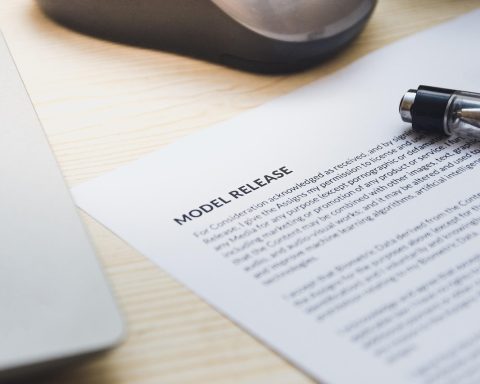 Twee zakenmensen bespreken een Engelstalig contract aan een bureau