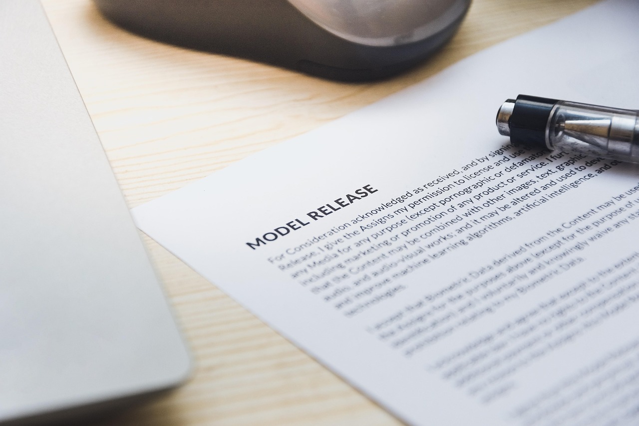 Twee zakenmensen bespreken een Engelstalig contract aan een bureau
