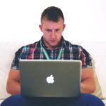 Zelfstandige ondernemer werkt vanuit huis achter een laptop