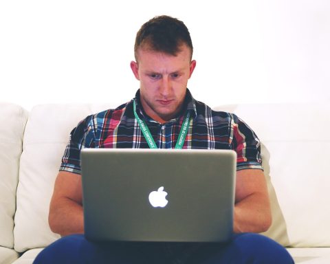 Zelfstandige ondernemer werkt vanuit huis achter een laptop