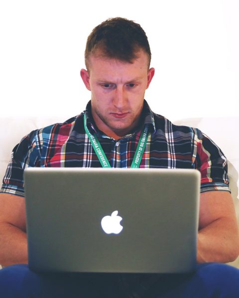 Zelfstandige ondernemer werkt vanuit huis achter een laptop