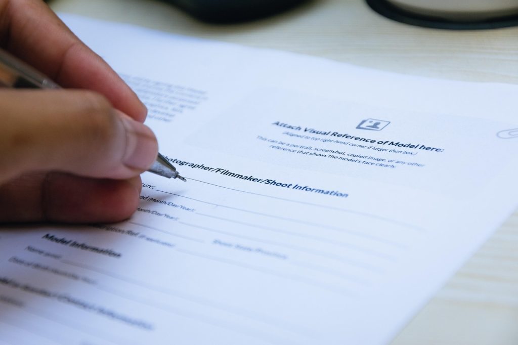 Ondernemer die een zakelijk contract ondertekent aan een bureau
