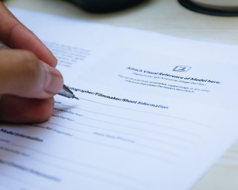 Ondernemer die een zakelijk contract ondertekent aan een bureau