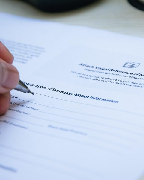 Ondernemer die een zakelijk contract ondertekent aan een bureau