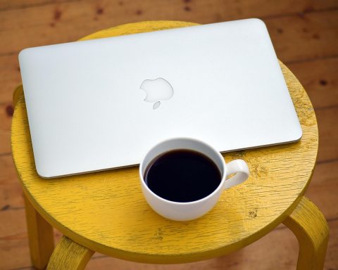 Ondernemer werkt achter laptop aan tafel thuis tijdens opstartfase van bedrijf