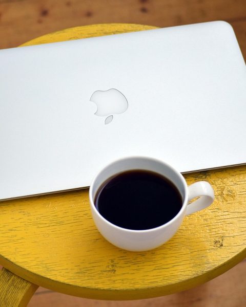 Ondernemer werkt achter laptop aan tafel thuis tijdens opstartfase van bedrijf