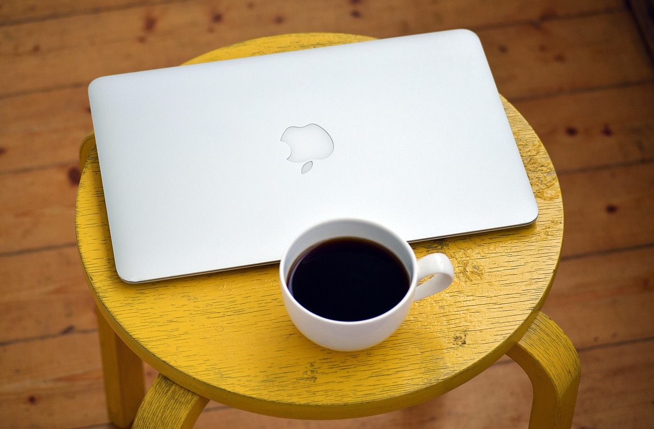 Ondernemer werkt achter laptop aan tafel thuis tijdens opstartfase van bedrijf