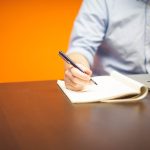 Ondernemer werkt geconcentreerd achter laptop in modern kantoor